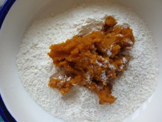 香葱椒盐牛角卷的做法步骤：2