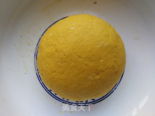 香葱椒盐牛角卷的做法步骤：6