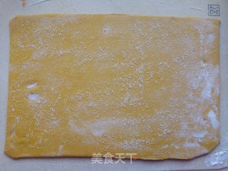 香葱椒盐牛角卷的做法步骤：16
