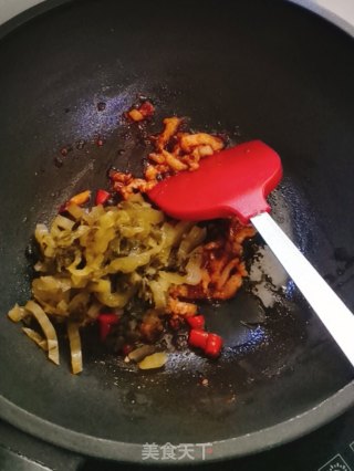 酸菜肉丝汤粉的做法步骤：7