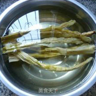 野山笋炒茭白的做法步骤：1