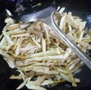 野山笋炒茭白的做法步骤：6