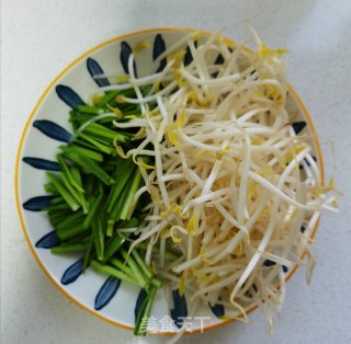 绿豆芽炒韭菜的做法步骤：1