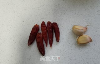 绿豆芽炒韭菜的做法步骤：2