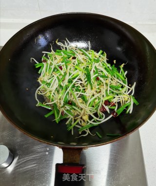 绿豆芽炒韭菜的做法步骤：6