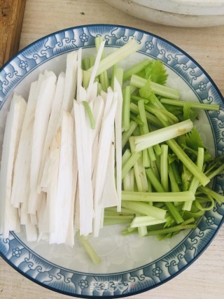 香芹杏鲍菇炒肉丝的做法步骤：3