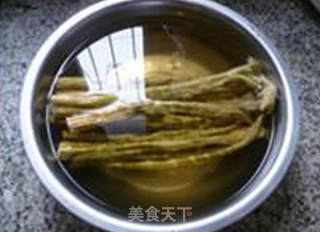 青椒炒野山笋的做法步骤：1