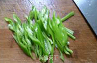 青椒炒野山笋的做法步骤：4
