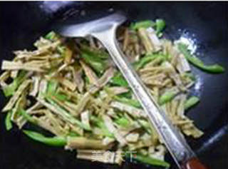 青椒炒野山笋的做法步骤：5