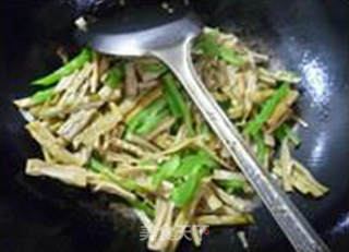 青椒炒野山笋的做法步骤：6