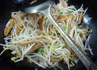 甜不辣炒绿豆芽的做法步骤：6