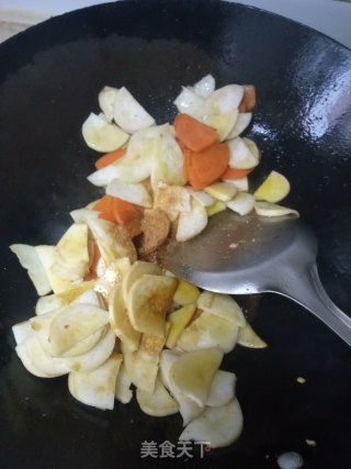 杏鲍菇炒鸡胸肉的做法步骤：4