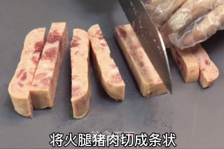 酥皮火腿猪肉卷的做法步骤：1