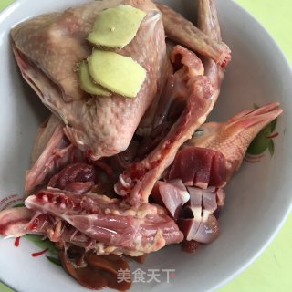 红枣枸杞鸽子汤的做法步骤：1