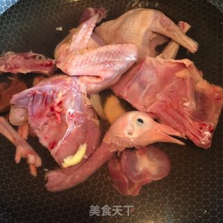 红枣枸杞鸽子汤的做法步骤：2