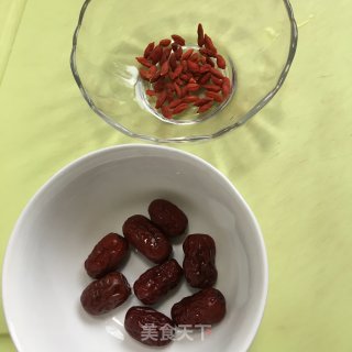 红枣枸杞鸽子汤的做法步骤：3