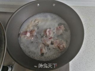 排骨山药汤的做法步骤：2