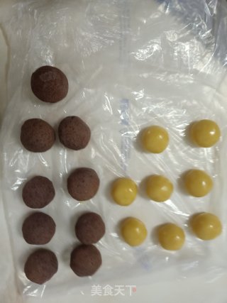 红豆馅月饼的做法步骤：3