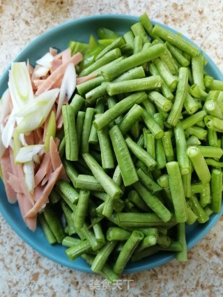 豇豆烧火腿丝的做法步骤：2