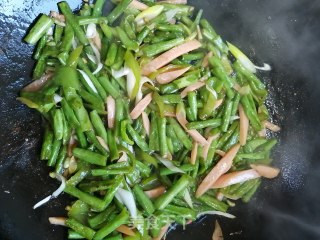 豇豆烧火腿丝的做法步骤：6