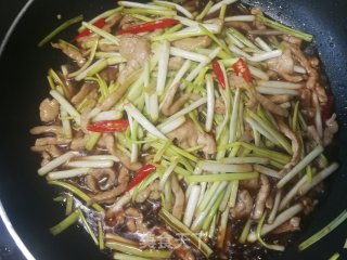 韭黄炒肉丝的做法步骤：8