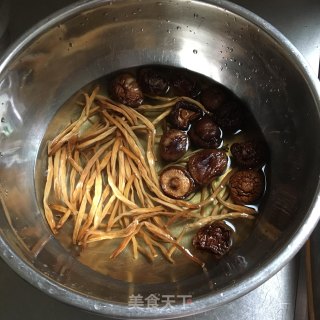 香菇黄花菜鸡汤的做法步骤：1