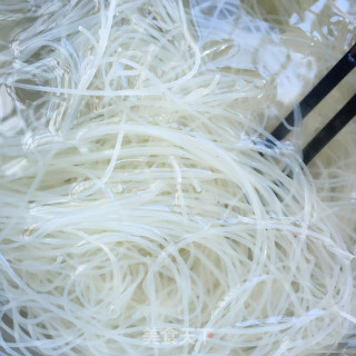 麻辣藕丁鸡块米线的做法步骤：1