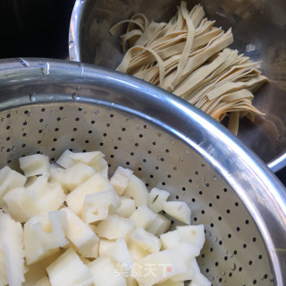 麻辣藕丁鸡块米线的做法步骤：8