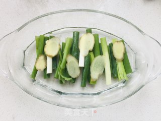 葱油鸡的做法步骤：2