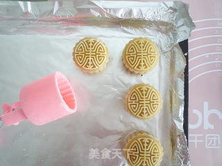 广式肉松芸豆月饼的做法步骤：16