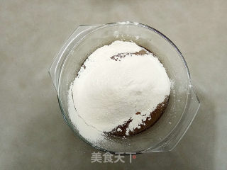 广式莲蓉月饼的做法步骤：4