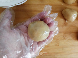 广式莲蓉月饼的做法步骤：10