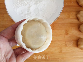 广式莲蓉月饼的做法步骤：12