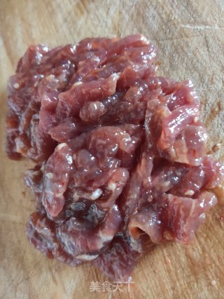 洋葱炒牛肉的做法步骤：1