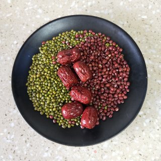 红豆绿豆汤的做法步骤：1