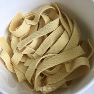 豆皮拌菠菜的做法步骤：2