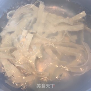 豆皮拌菠菜的做法步骤：3