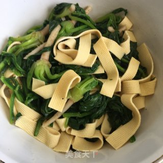豆皮拌菠菜的做法步骤：5