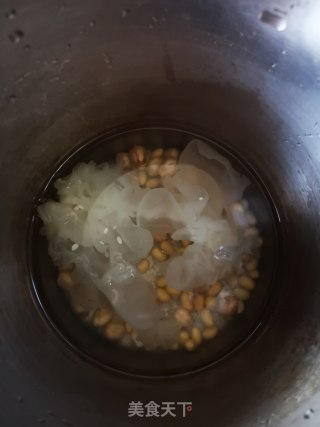 花生银耳豆浆的做法步骤：2