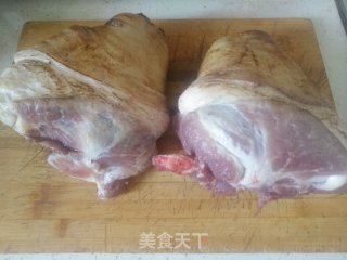 香卤肘子的做法步骤：1