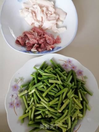 蒜苔炒肉的做法步骤：1