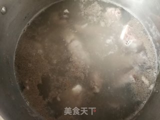 菌菇排骨汤的做法步骤：3