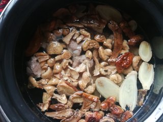 菌菇排骨汤的做法步骤：7