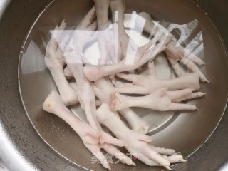 卤鸡爪的做法步骤：1