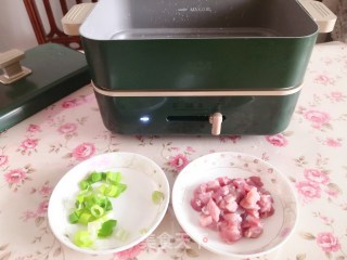 肉酱盖饭的做法步骤：1