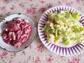花菜炒肉片的做法步骤：1