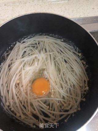 金针菇蛋花汤的做法步骤：2