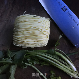 鸡汤竹升面的做法步骤：1
