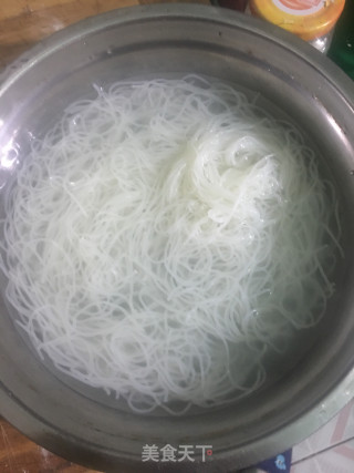 云吞米粉的做法步骤：2