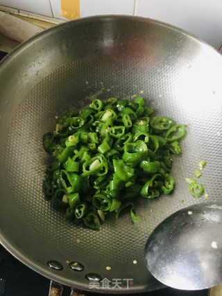蒜蓉辣椒圈的做法步骤：1